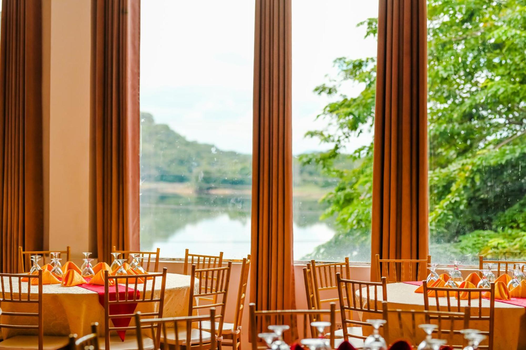 Agbo Hotel Polonnaruwa Exteriör bild