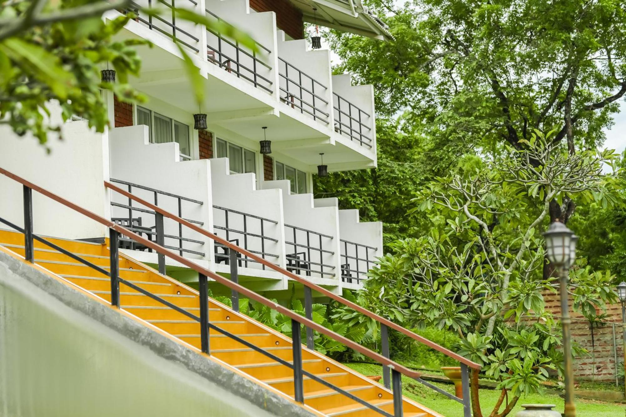 Agbo Hotel Polonnaruwa Exteriör bild