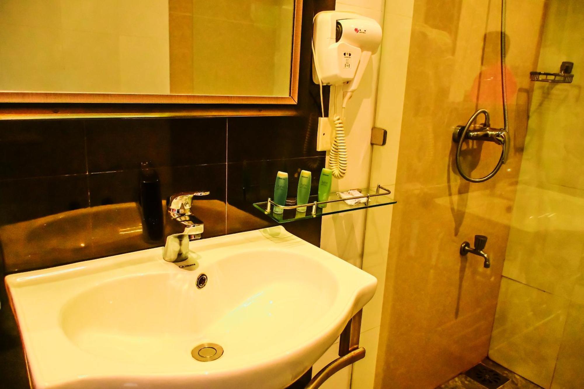 Agbo Hotel Polonnaruwa Exteriör bild