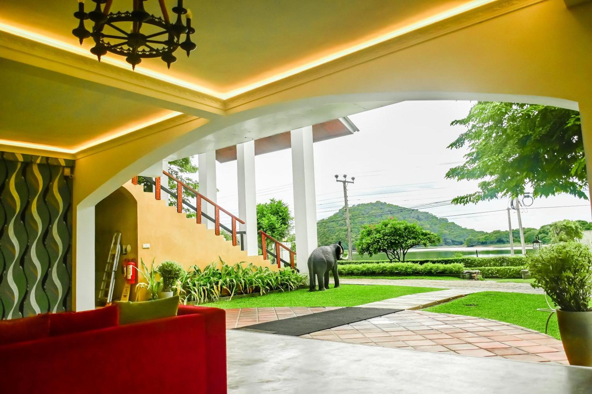 Agbo Hotel Polonnaruwa Exteriör bild
