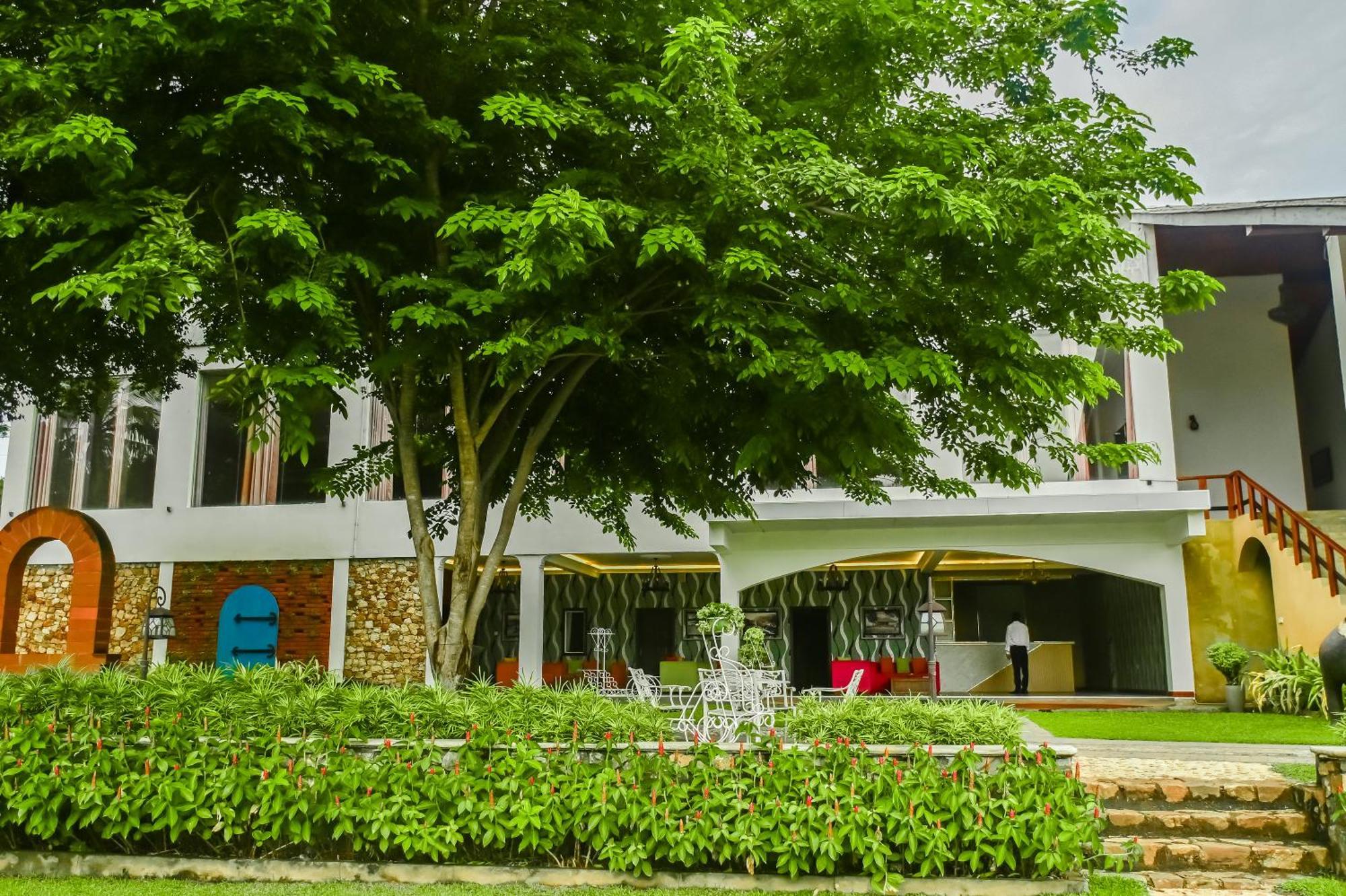 Agbo Hotel Polonnaruwa Exteriör bild